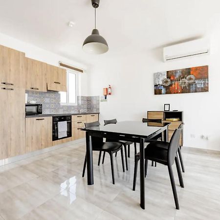 F12 Room 2, Private Room Two Single Beds Privated Bathroom In Shared Flat Msida Exterior photo
